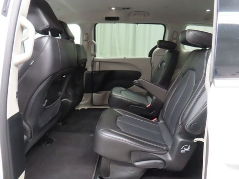 Used 2024 Chrysler Pacifica Touring-L FWD image 13
