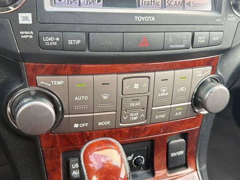 Used 2012 Toyota Highlander Limited w/ Tow Pkg image 17