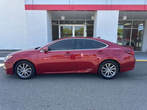 Used 2016 Lexus ES 300h w/ Luxury Package w/Wood Trim image 18