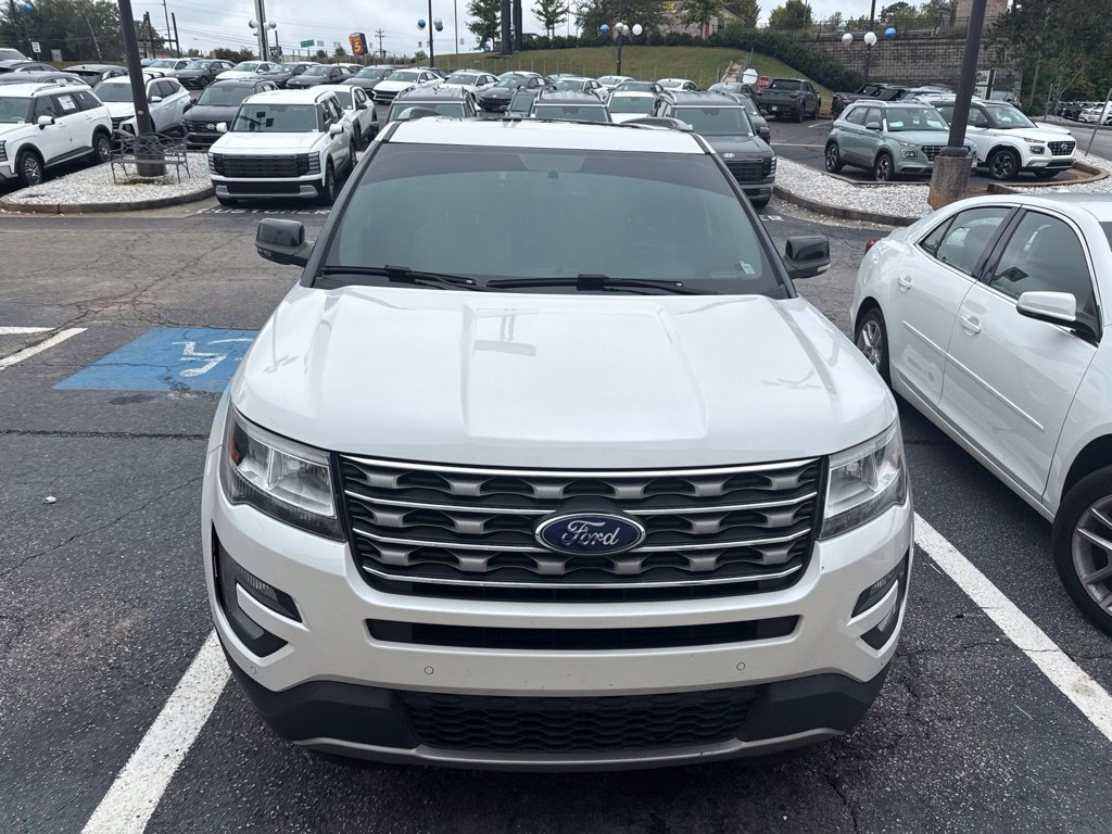 Used 2017 Ford Explorer XLT w/ Equipment Group 202A FWD image 5