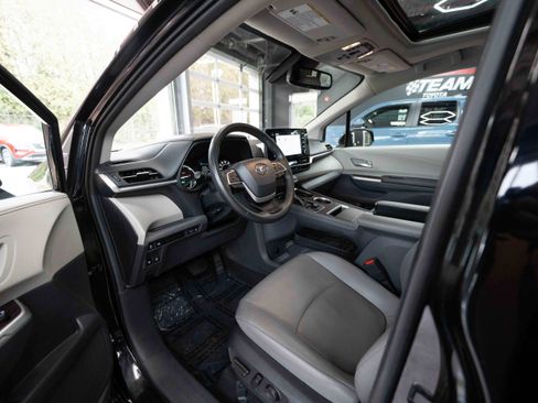 Used 2024 Toyota Sienna XLE image 8