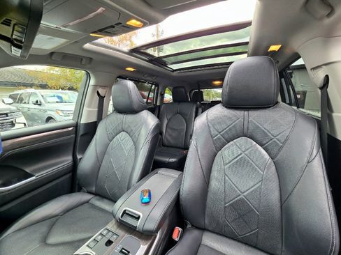 Used 2023 Toyota Highlander Platinum image 32