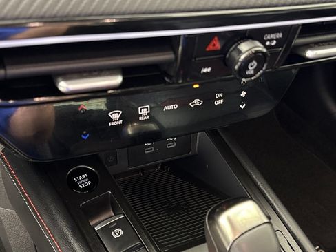 Certified 2025 Nissan Kicks SR FWD image 37