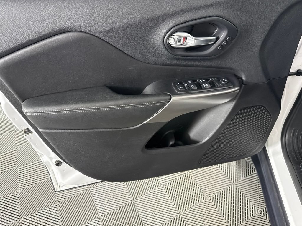 Used 2019 Jeep Cherokee Limited AWD/4WD image 11