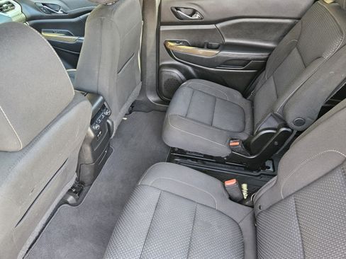 Used 2022 GMC Acadia SLE w/ Elevation Edition FWD image 31