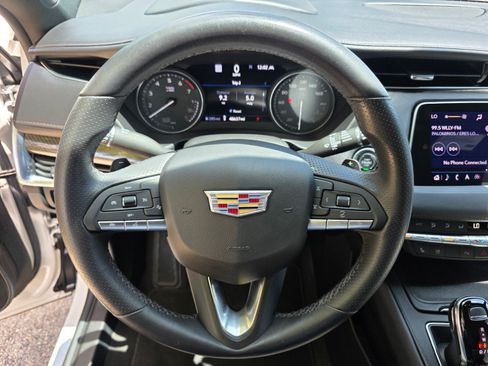 Used 2022 Cadillac XT4 Sport w/ LPO, ONYX Package FWD image 18