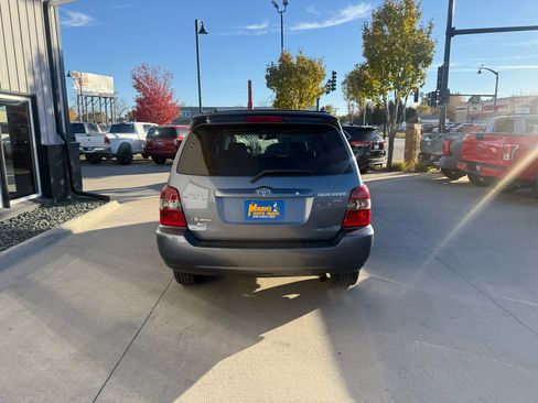 Used 2005 Toyota Highlander 4WD V6 w/ 3rd Row image 5