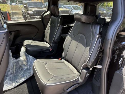 New 2026 Chrysler Pacifica Limited w/ Uconnect Theater Family Group FWD image 12