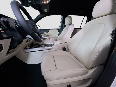New 2025 Mercedes-Benz GLB 250 4MATIC image 11
