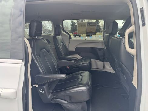 Used 2023 Chrysler Pacifica Touring-L FWD image 19