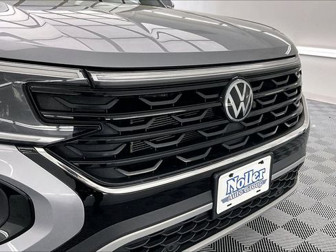 Used 2025 Volkswagen Atlas Cross Sport SE image 28