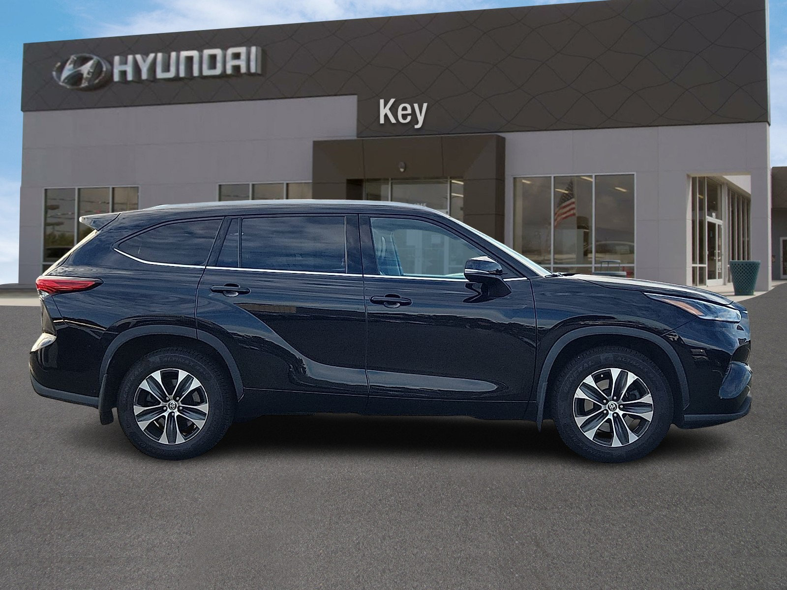 Used 2021 Toyota Highlander XLE AWD/4WD image 2
