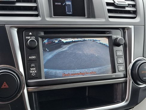 Used 2013 Toyota Highlander Plus AWD/4WD image 18