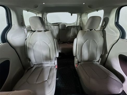 Used 2020 Chrysler Pacifica Touring image 13