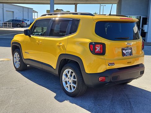 Used 2023 Jeep Renegade Latitude w/ Premium Group image 3