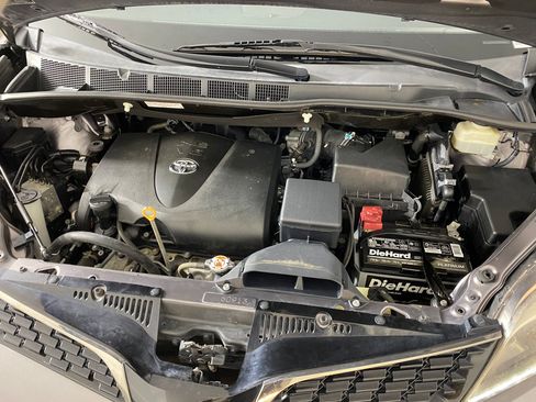 Used 2019 Toyota Sienna SE image 30