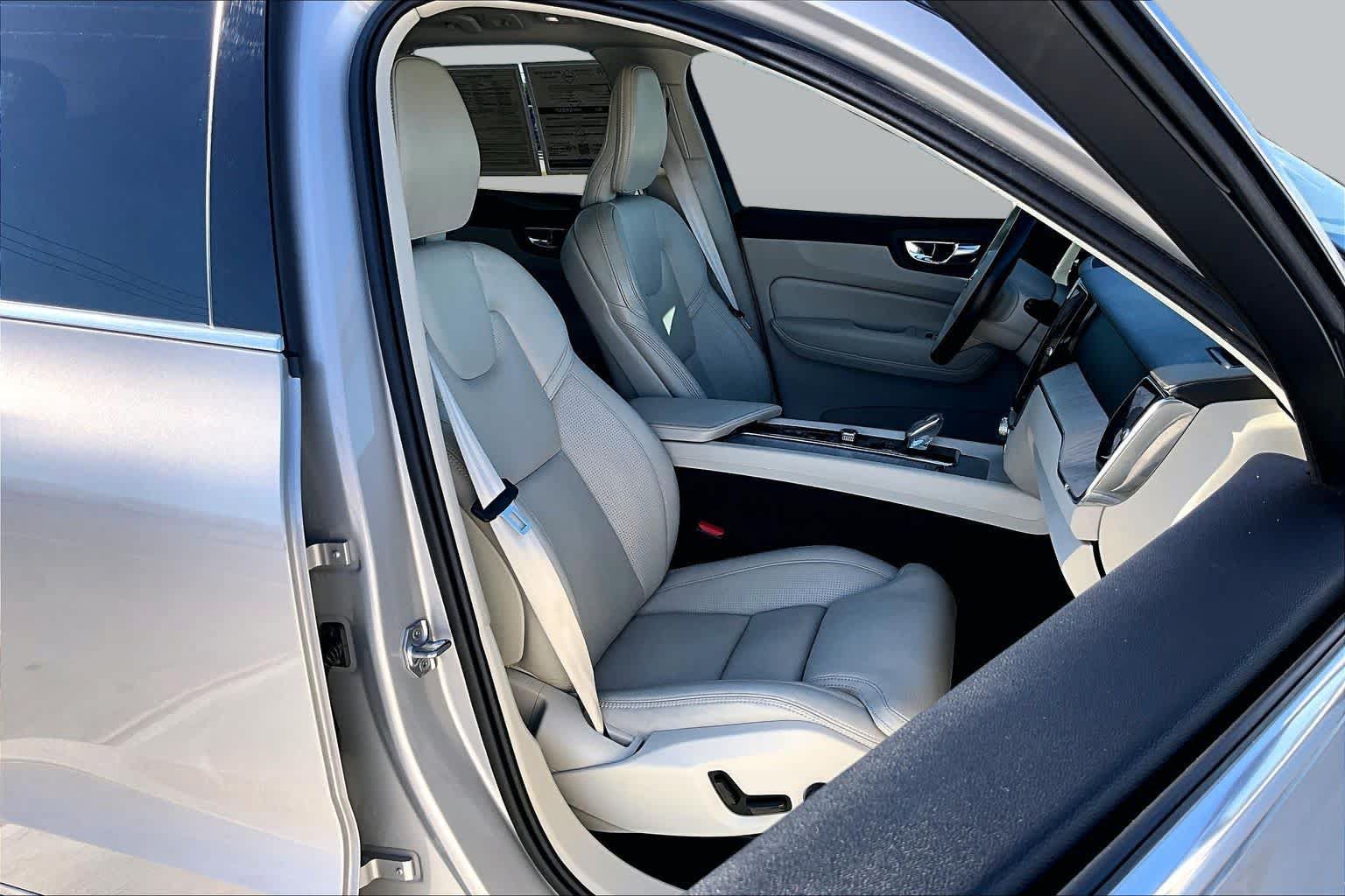 Used 2022 Volvo XC60 B5 Inscription w/ Advanced Package FWD image 9