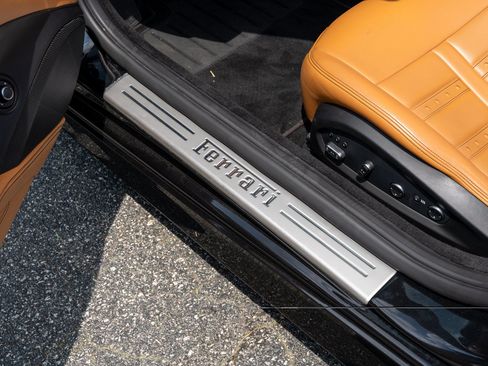 Used 2018 Ferrari California T RWD image 28