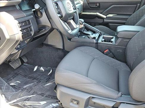 Certified 2025 Toyota Tacoma SR5 AWD/4WD image 21