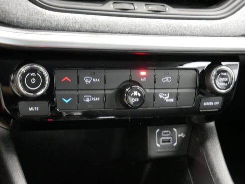 Certified 2022 Jeep Compass Latitude image 38