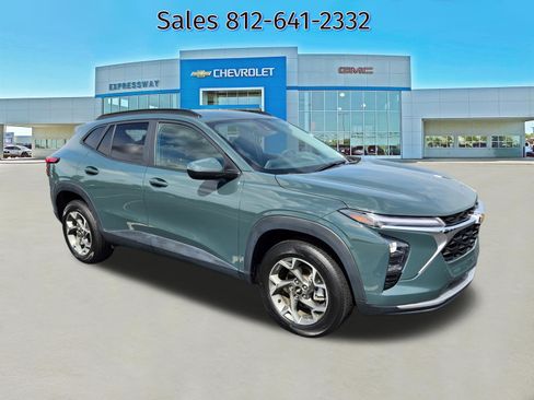 Used 2025 Chevrolet Trax LT FWD image 1