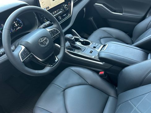 Certified 2026 Toyota Highlander Platinum AWD/4WD image 9