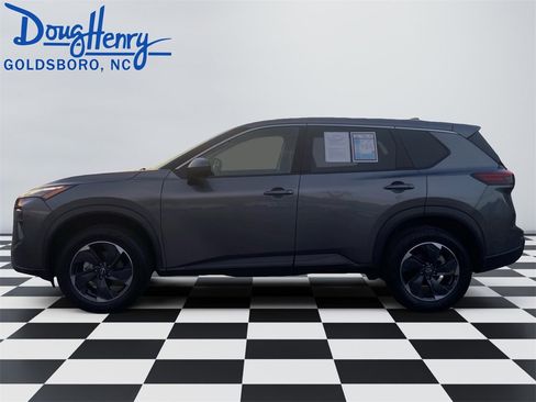 Used 2024 Nissan Rogue SV image 2