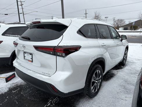 Used 2024 Toyota Highlander XLE image 7