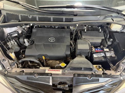 Used 2011 Toyota Sienna w/ Towing Pkg FWD image 27