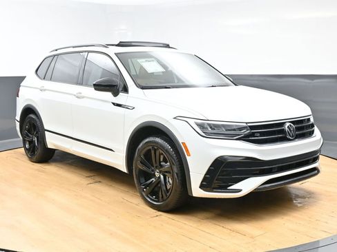 Used 2024 Volkswagen Tiguan SE R-Line AWD/4WD image 3