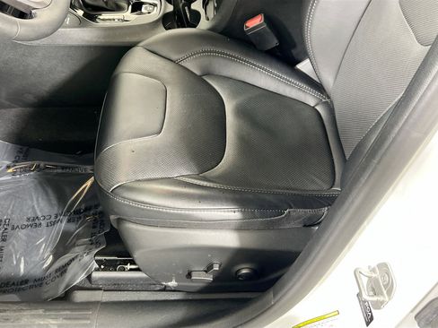 Used 2022 Jeep Cherokee Limited image 18