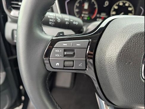 Used 2025 Honda Pilot Touring image 7