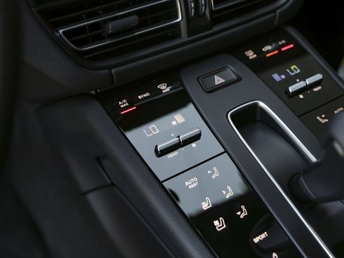 New 2025 Porsche Macan AWD/4WD image 25