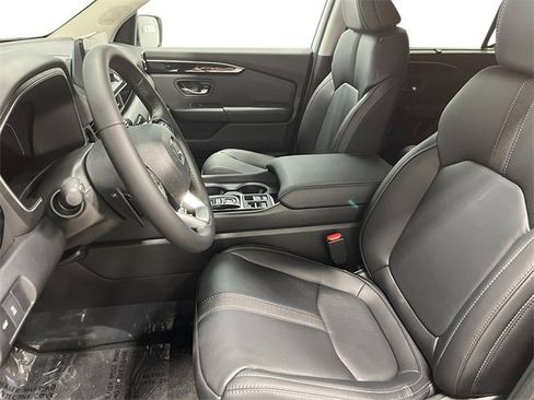 New 2025 Honda Pilot Touring image 7