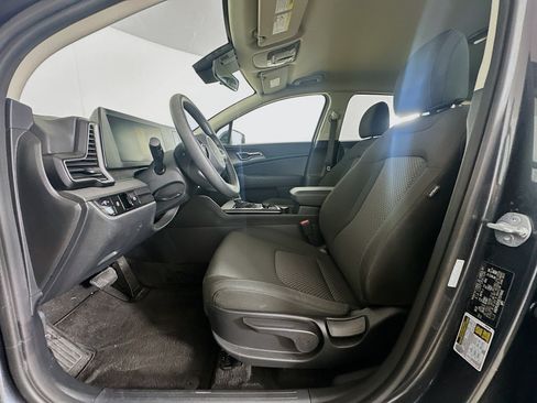 Used 2025 Kia Sportage LX FWD image 13
