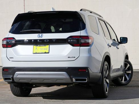 Used 2023 Honda Pilot Elite image 4
