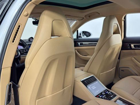 Used 2021 Porsche Panamera w/ Premium Package image 38