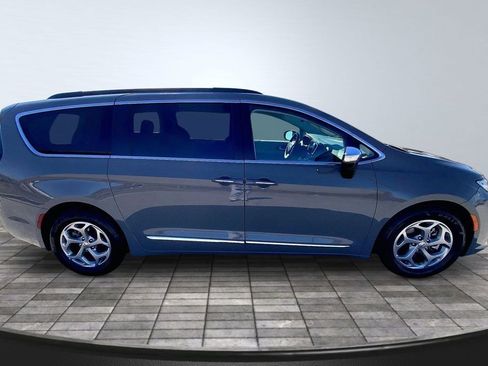 Used 2023 Chrysler Pacifica Limited FWD image 4