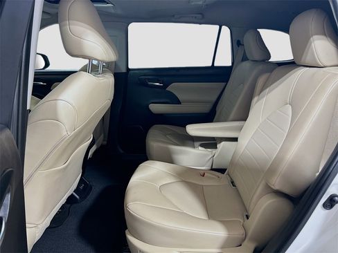 Used 2023 Toyota Highlander L image 22