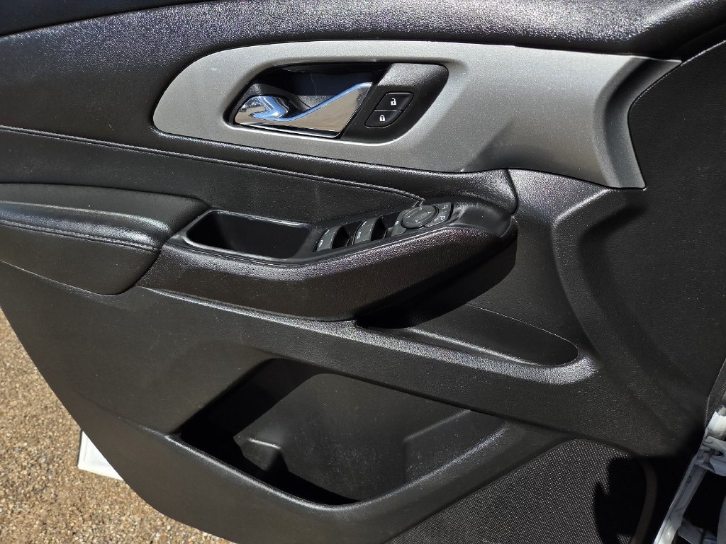 Used 2023 Chevrolet Traverse LT FWD image 16