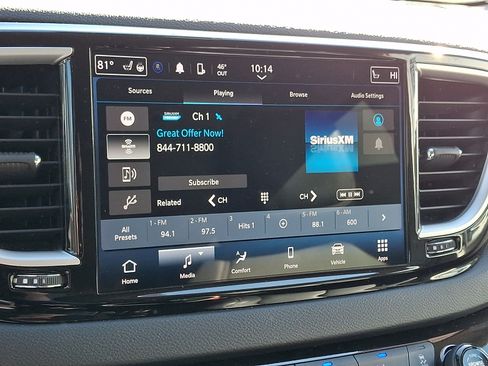 Used 2024 Chrysler Pacifica Touring-L FWD image 19
