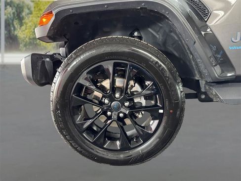 Used 2025 Jeep Wrangler Unlimited Sahara image 18