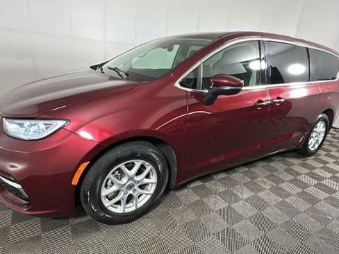 Used 2023 Chrysler Pacifica Touring-L FWD image 6