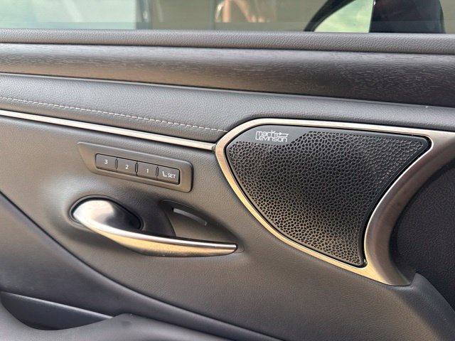 Used 2025 Lexus ES 300h w/ Luxury Package FWD image 11