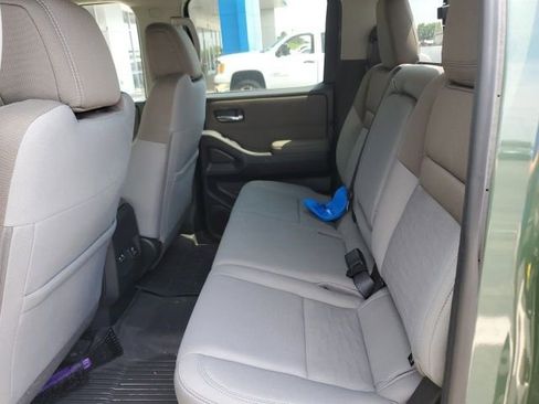 Used 2022 Nissan Frontier SV AWD/4WD image 5