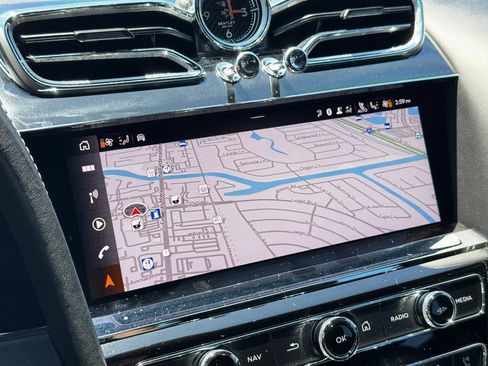 Used 2022 Bentley Bentayga AWD/4WD image 18