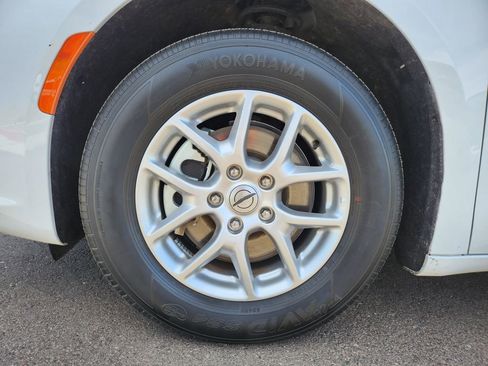 Used 2024 Chrysler Pacifica Touring-L FWD image 36