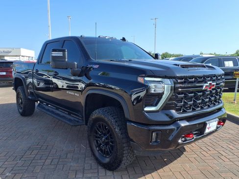 Used 2025 Chevrolet Silverado 2500 ZR2 w/ Technology Package AWD/4WD image 3