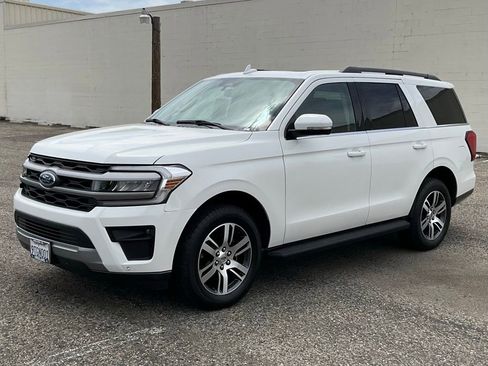 Used 2024 Ford Expedition XLT RWD image 2