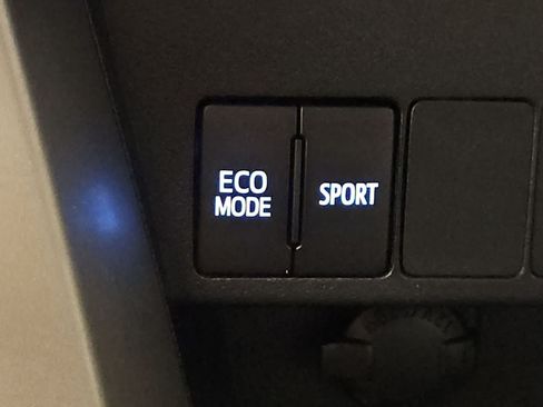 Used 2018 Toyota RAV4 XLE FWD image 32